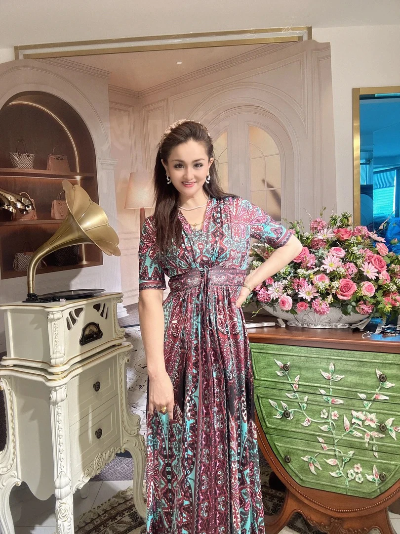 诺如坎【RZ002】连衣裙轻奢紫色v领碎花连衣裙夏季印花V领女装显瘦