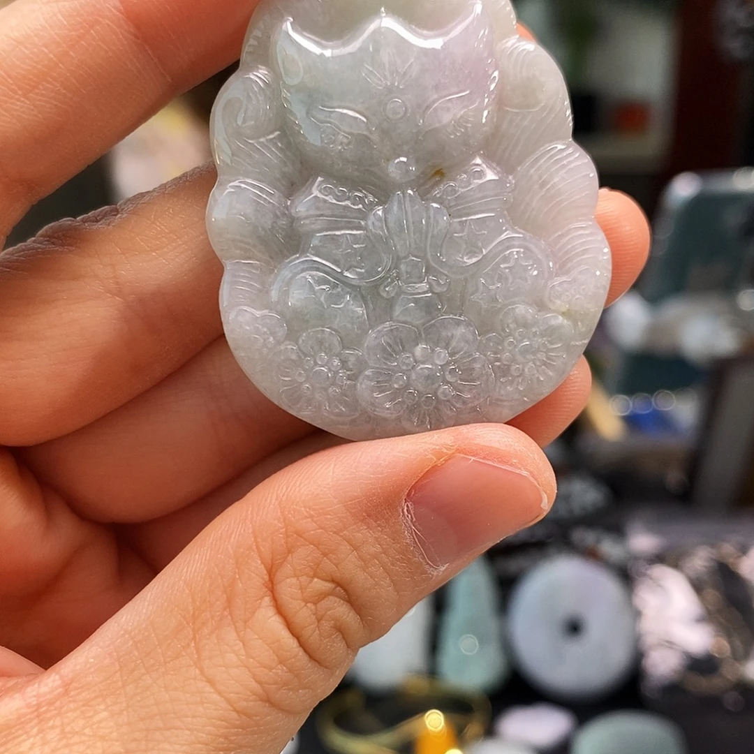 翡翠未镶嵌颈饰狐狸