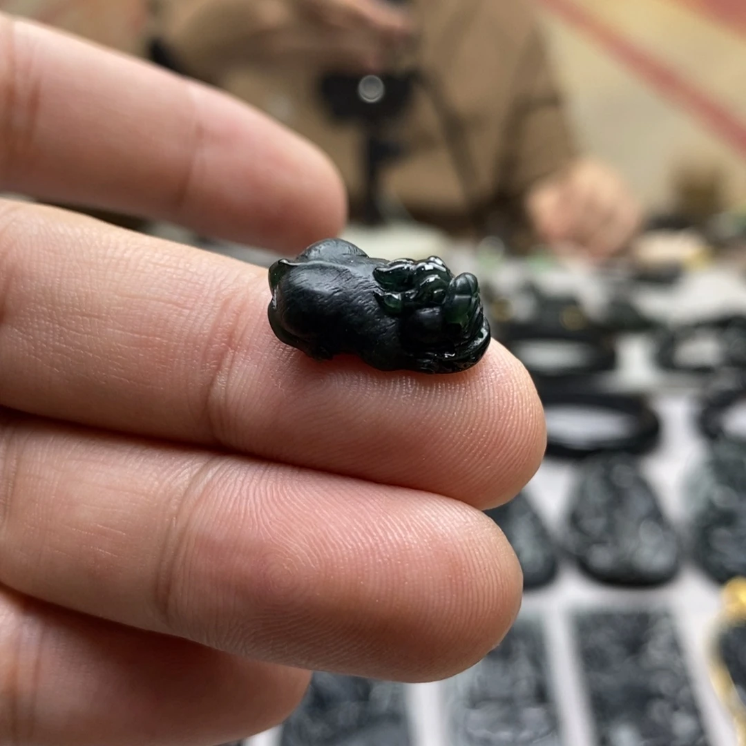 翡翠未镶嵌颈饰貔貅