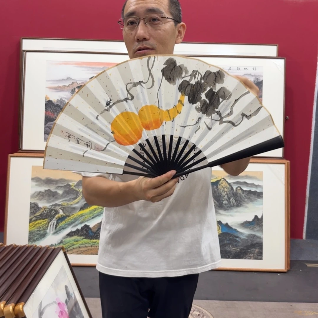国画手绘作品折扇。细节不一样