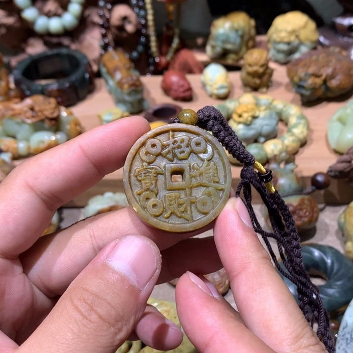 未镶嵌岫岩河磨玉（透闪石质玉）挂件