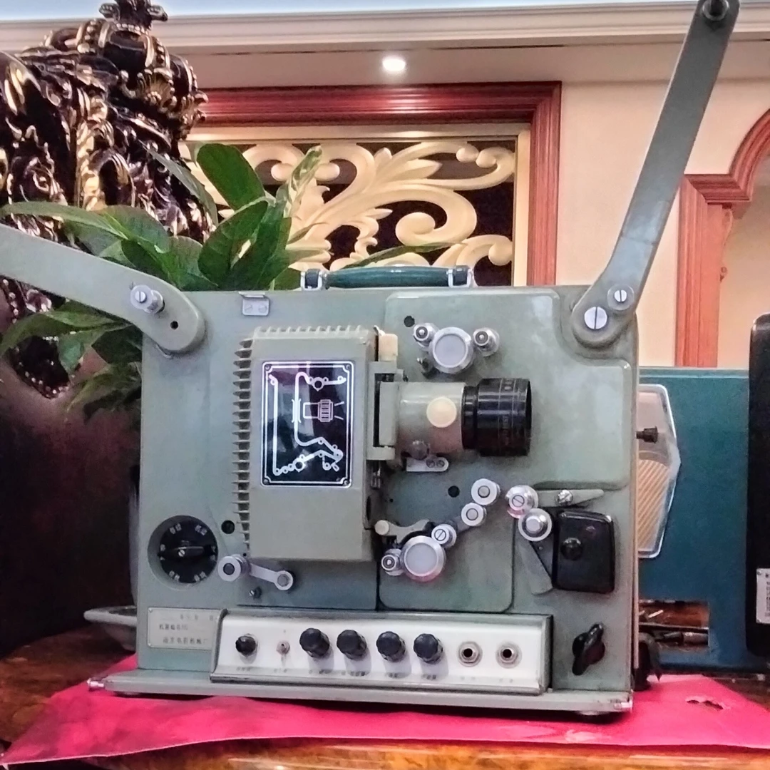 国产1972年的老长江f16_4/250瓦钨灯机，保存的非常完好，原装机器