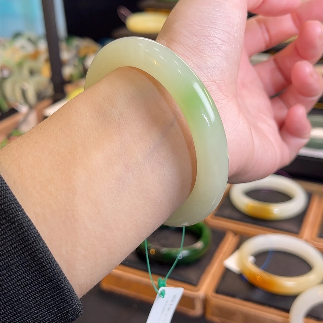 和田玉未镶嵌手镯晴翠