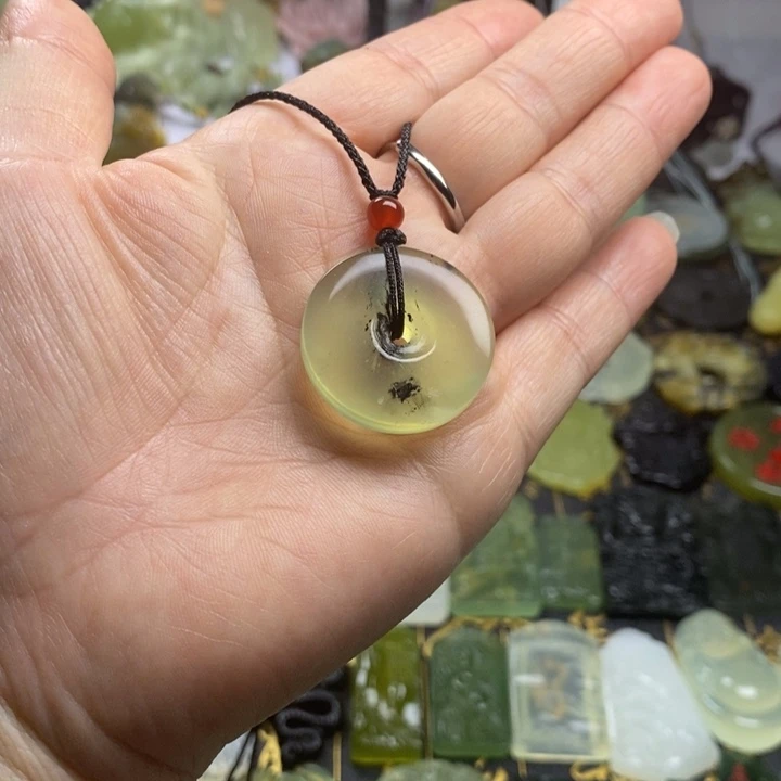 蛇纹石玉颈饰合金