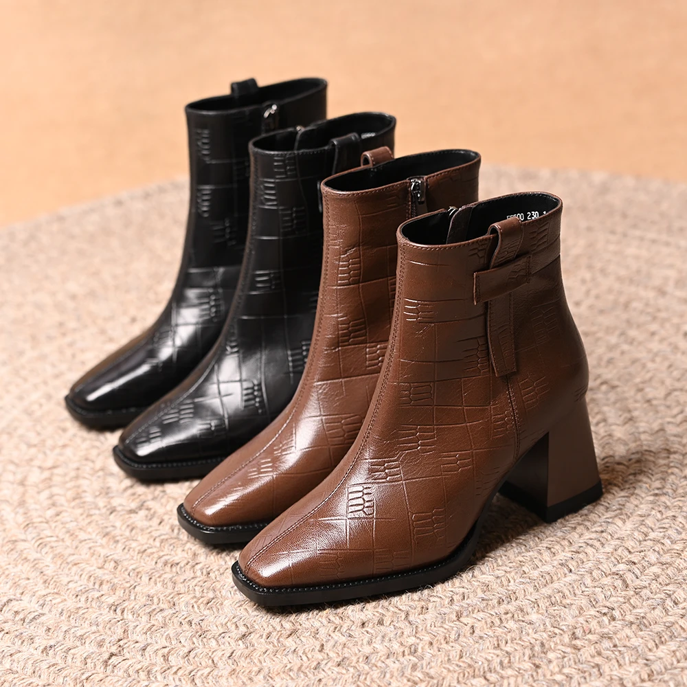 头层羊皮复古方头压花纹粗跟短靴女秋冬新款百搭侧拉链高跟时装靴