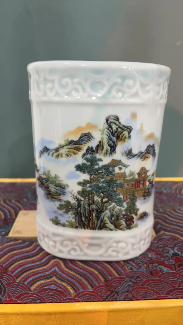 景德镇陶瓷山水笔筒摆件