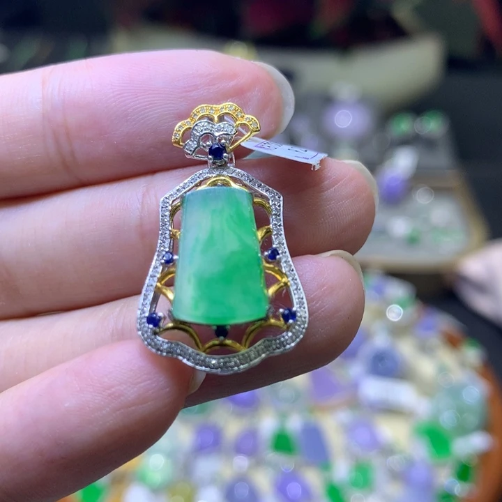 颈饰18K金镶嵌翡翠