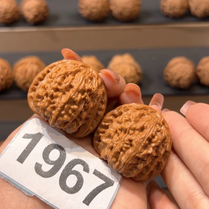 桃核吊坠白狮子文玩核桃