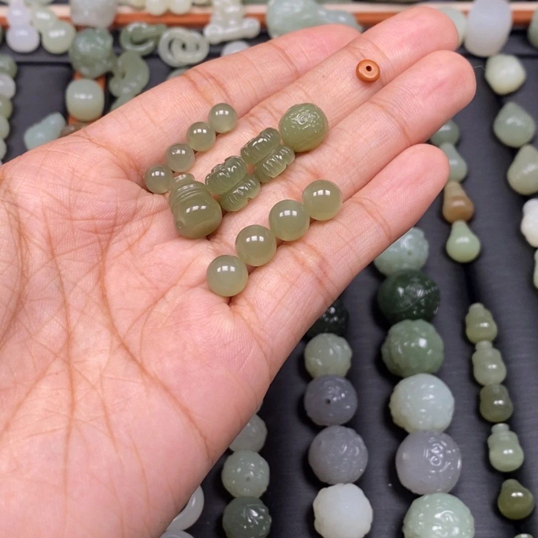 小***欧和田玉未镶嵌颈饰