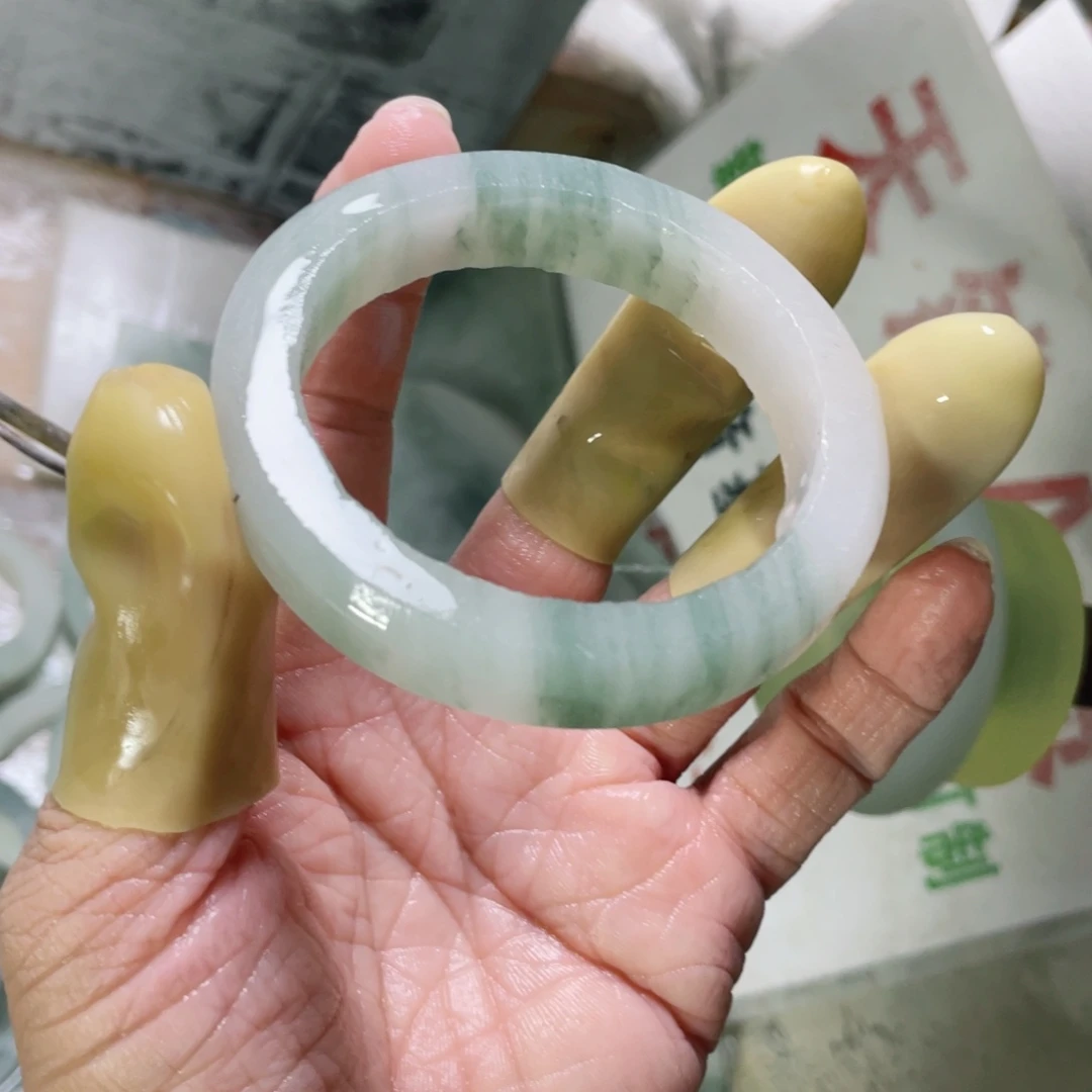 升***怪未镶嵌手镯石英质玉（天山翠）定制