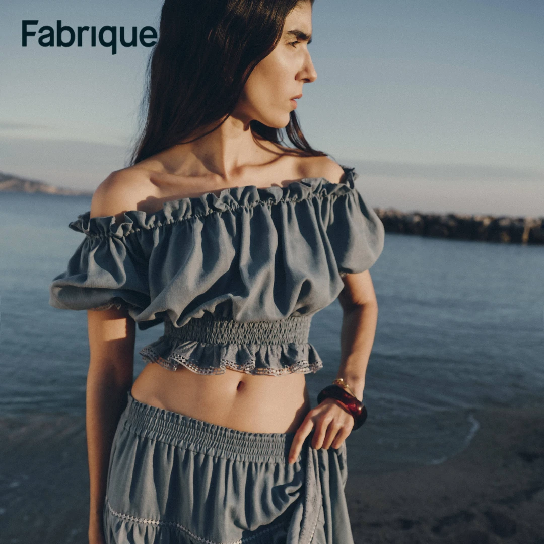 Fabrique【蔡洁同款】 波嬉风蓝调时刻牛仔蓝薄款刺绣褶饰一字肩