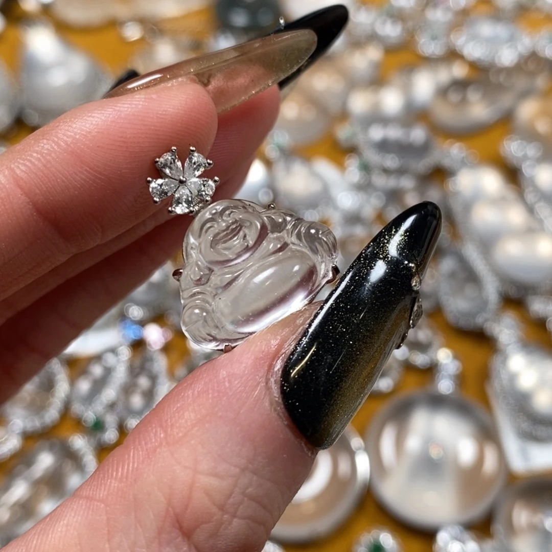 大***i石英质玉银S925镶嵌颈饰黑钢小佛