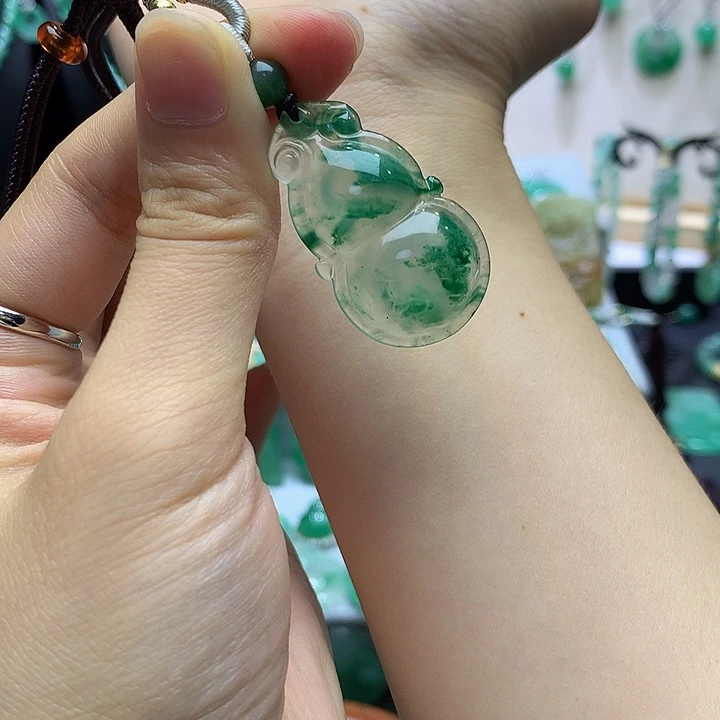 石英质玉（非洲翠）未镶嵌颈饰