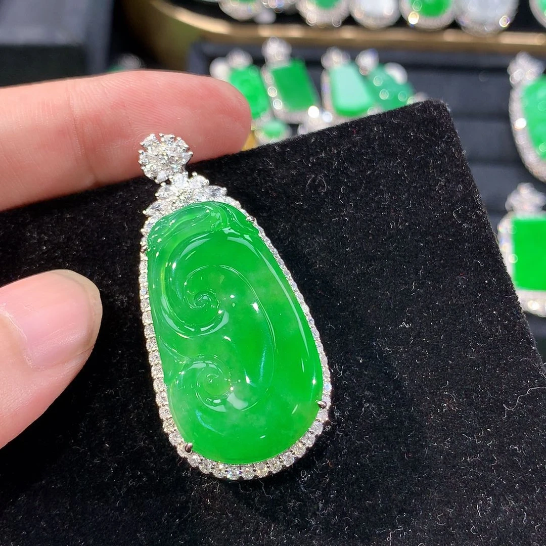 翡翠18K金镶嵌颈饰