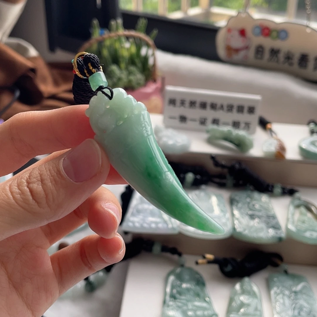 翡翠未镶嵌颈饰龙牙