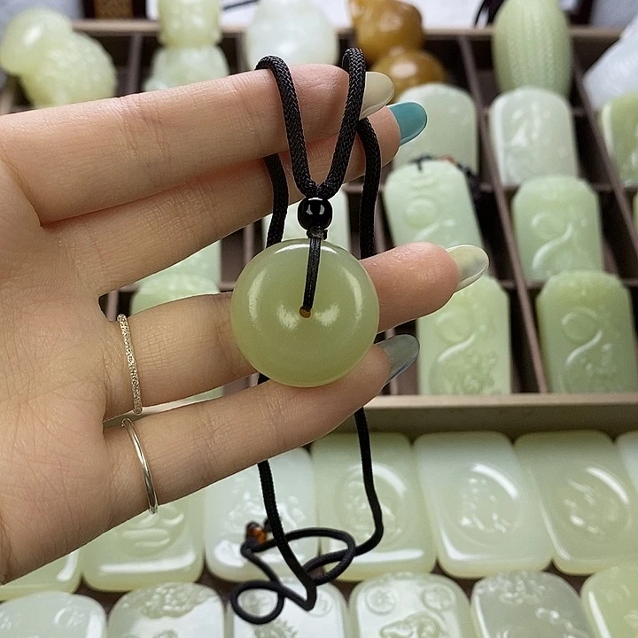 昆仑石平安扣吊坠