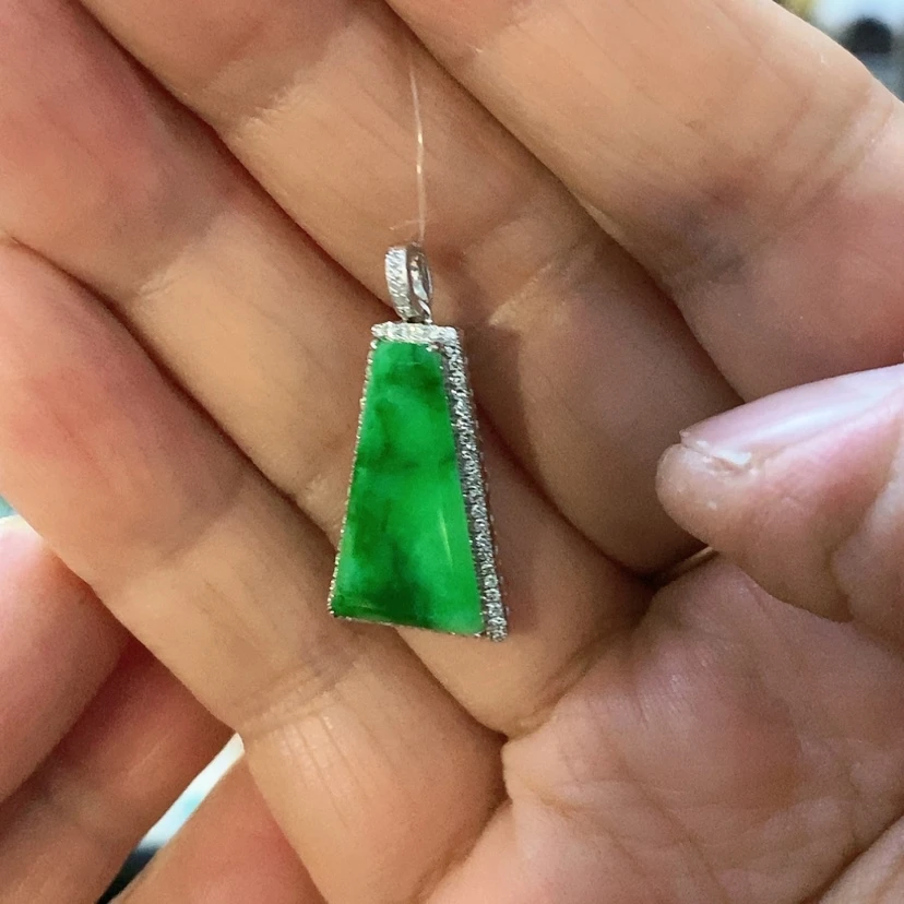 【闪购商品】颈饰18K金镶嵌翡翠