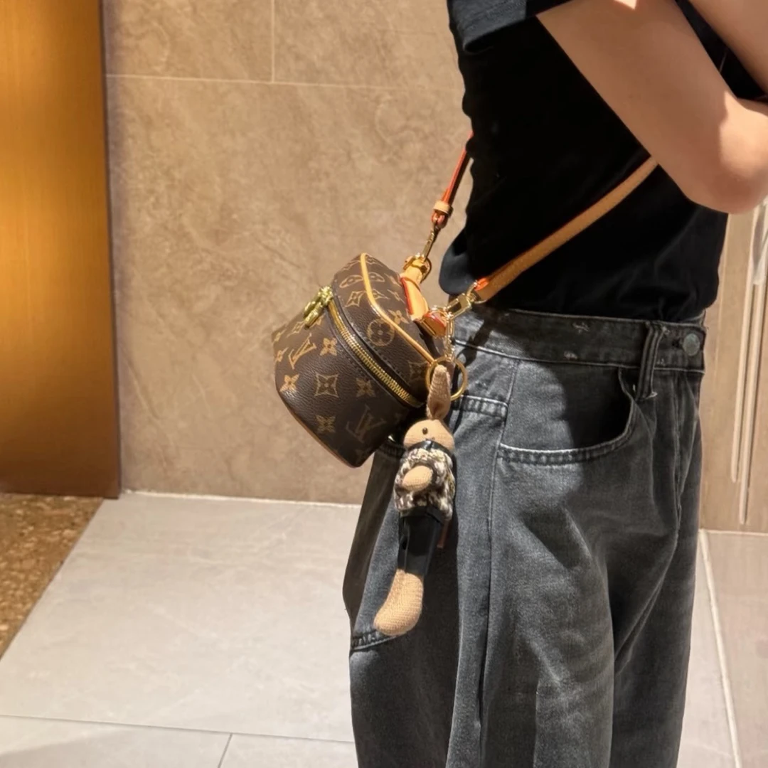 95新 LouisVuitton/路易威登 现代化妆包nano斜挎包全原女士