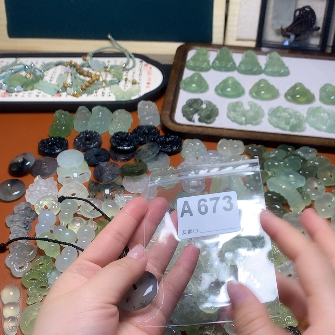 蛇纹石玉合金颈饰庆*