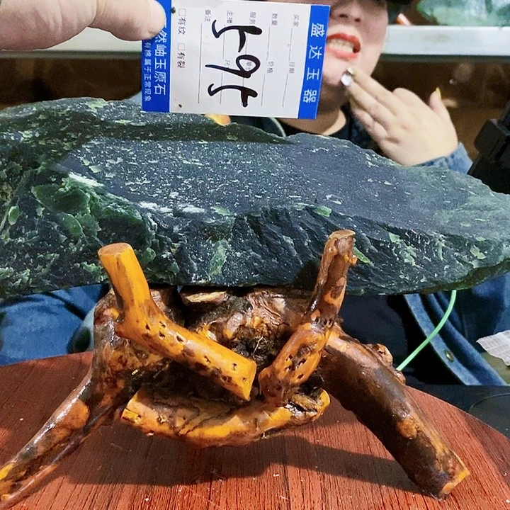 蛇纹石玉原石未镶嵌在**春