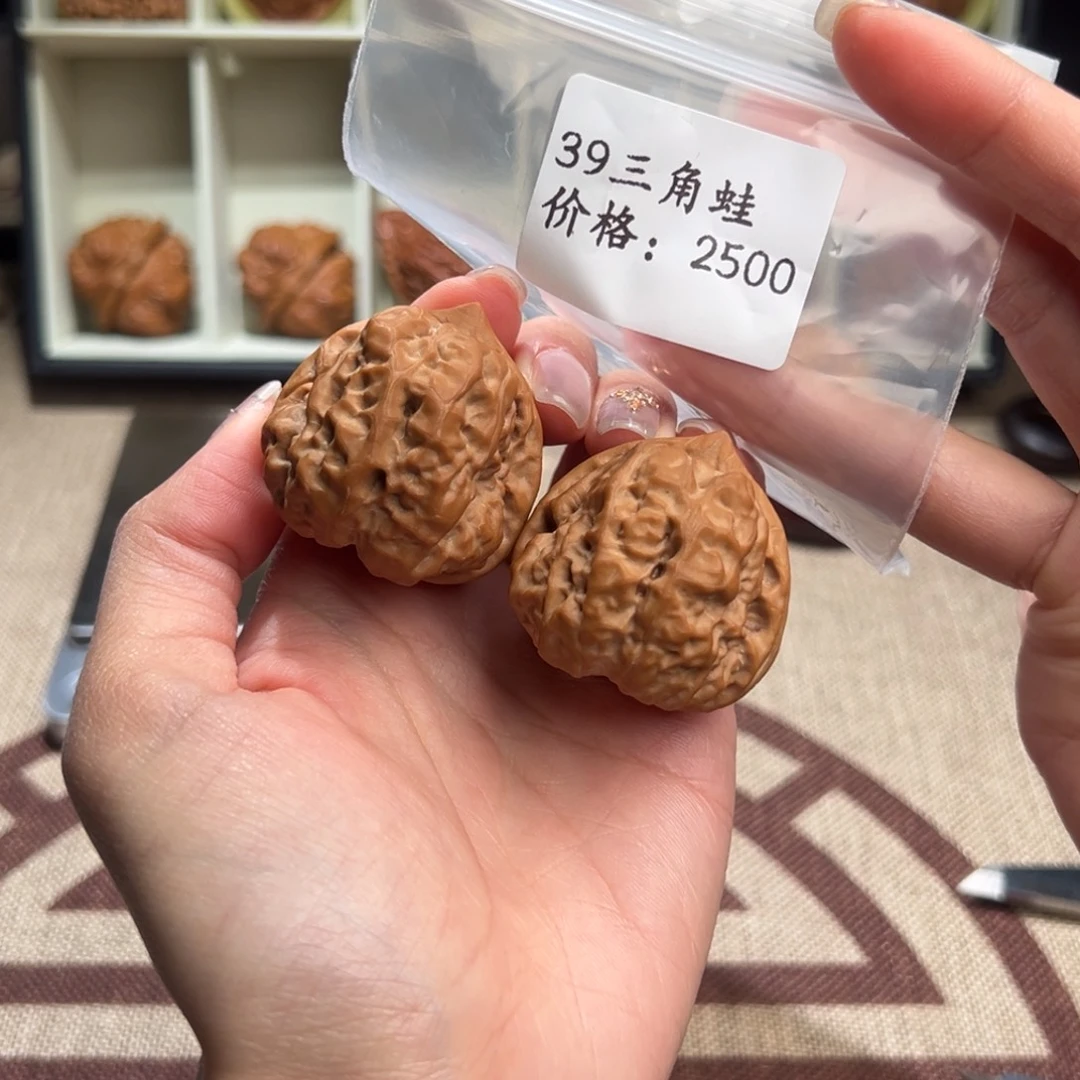 39三角蛙文玩核桃