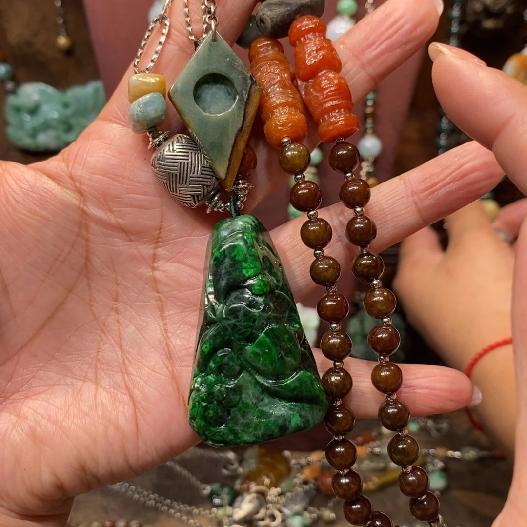 翡翠吊坠(赠链)未镶嵌