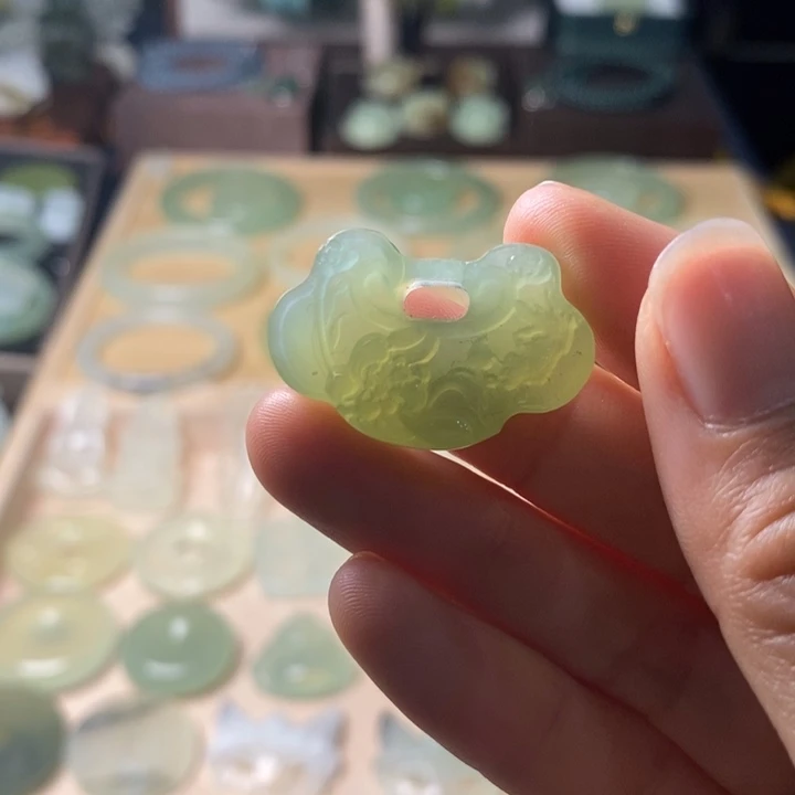 蛇纹石玉未镶嵌颈饰