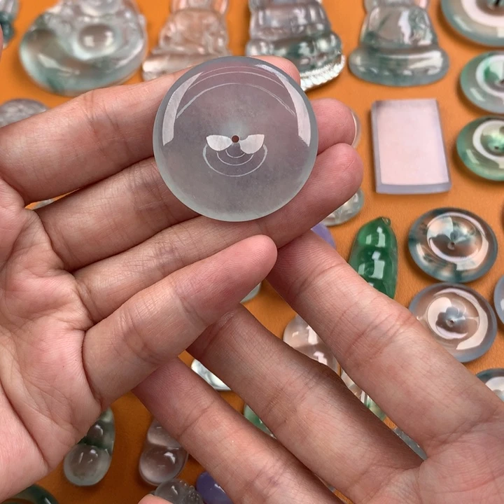 翡翠挂件未镶嵌…..