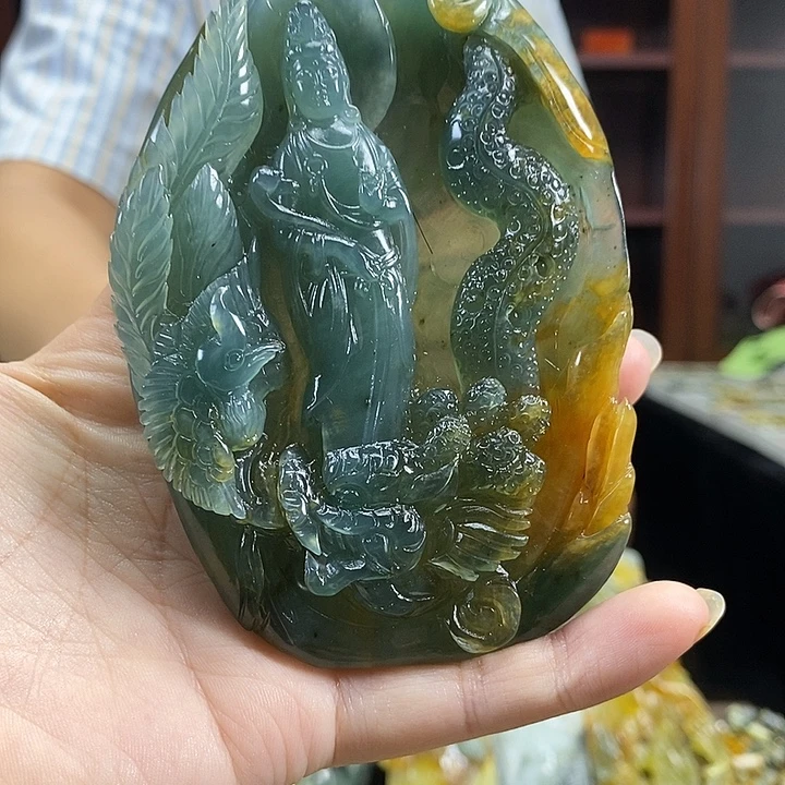 与***行未镶嵌蛇纹石玉颈饰