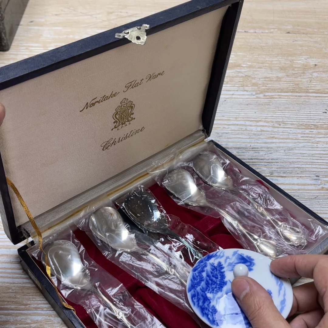 瓷片情**血密密麻麻地排列着一个大