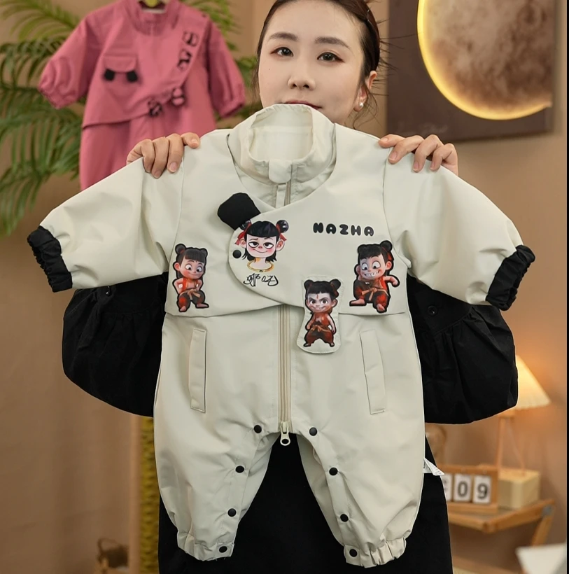 2025春季新款哪吒冲锋衣哈衣婴幼儿男女童连体裤冲锋爬爬服