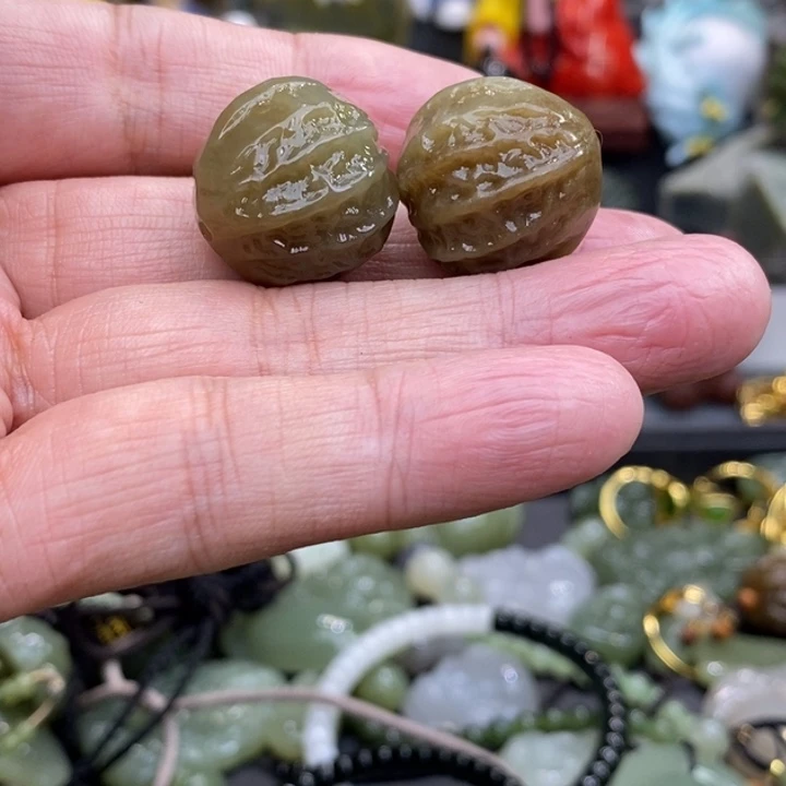 时***椒和田玉未镶嵌颈饰