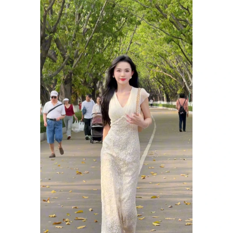 法式时尚纯欲风修身V领短袖连衣裙夏季新款收腰百搭显瘦包臀长裙