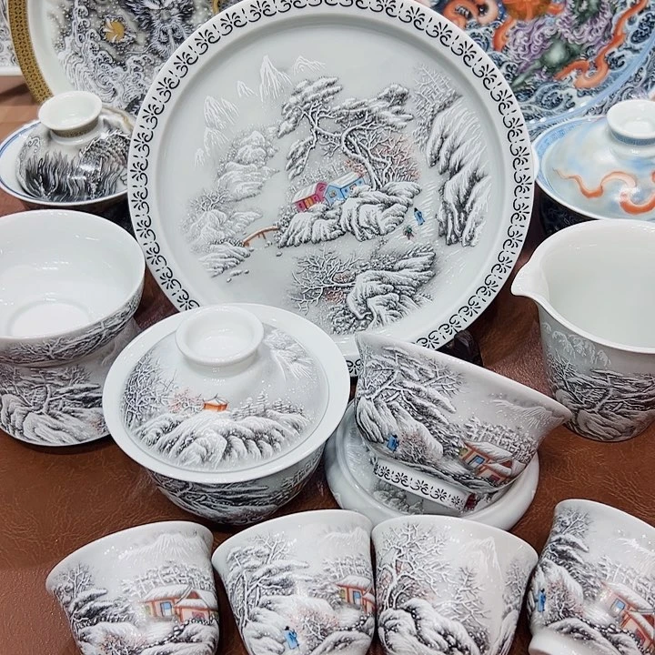 摆件景德镇陶瓷艺术展演区艺术展获金球