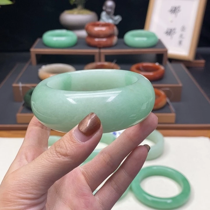 彝***乐石英质玉未镶嵌佘