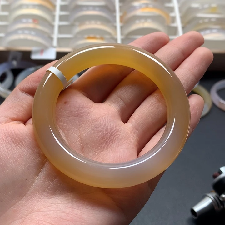 玛瑙/玉髓手镯未镶嵌曼***拉54➕圈口 黑点