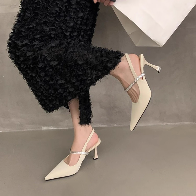 香港春秋季凉鞋女小香风2025新款尖头细跟包头一字扣带法式高跟鞋