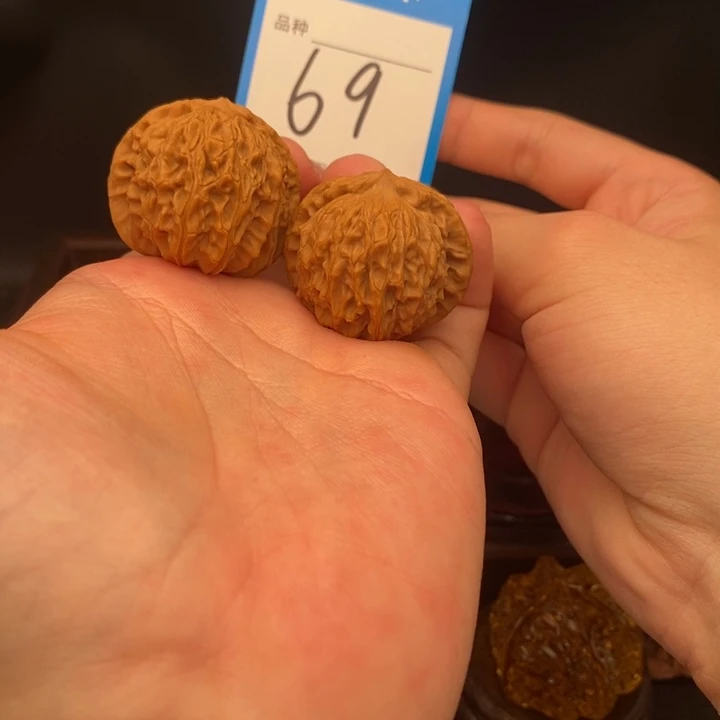 文玩核桃吊坠红豆35