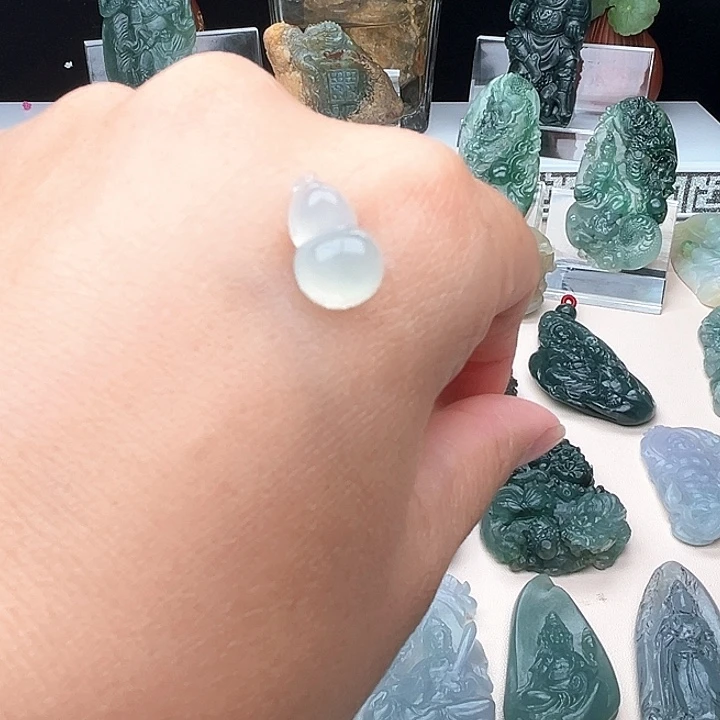 翡翠未镶嵌颈饰葫芦