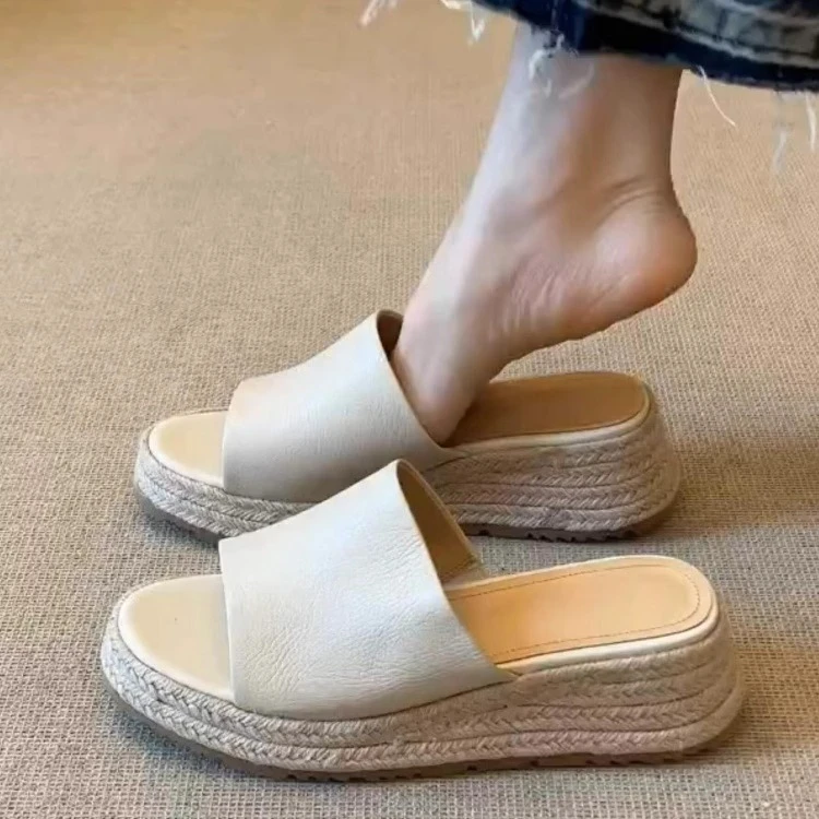 2025新款法式时尚草编厚底增高露趾一字拖鞋女夏季外穿坡跟半拖鞋