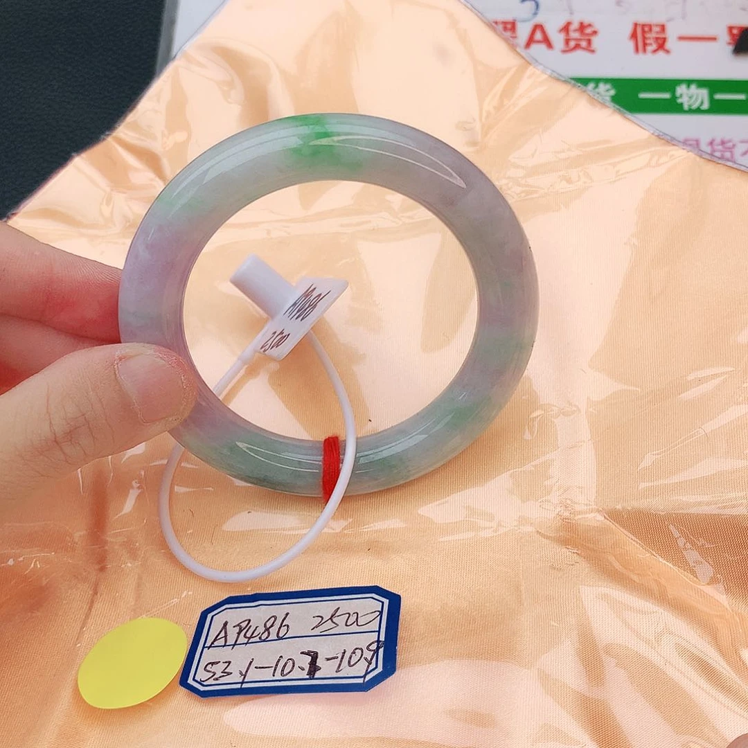 翡翠手镯未镶嵌翡翠