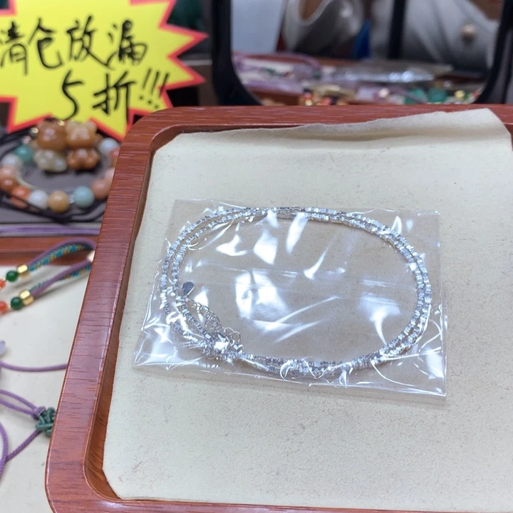 石英质玉颈饰合金芯*
