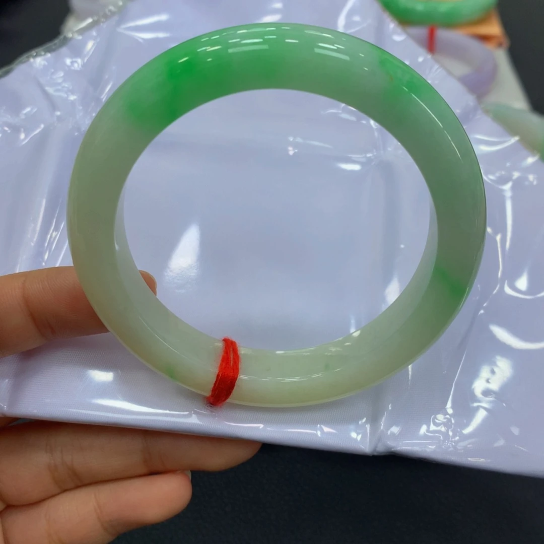 翡翠手镯未镶嵌翡翠