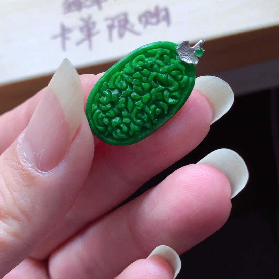 翡翠颈饰18K金镶嵌君**夏吊坠