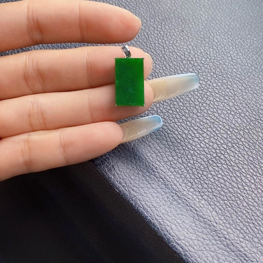 翡翠18K金镶嵌颈饰翡翠