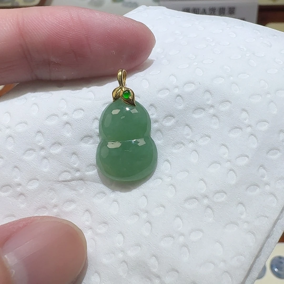 颈饰18K金镶嵌翡翠葫芦