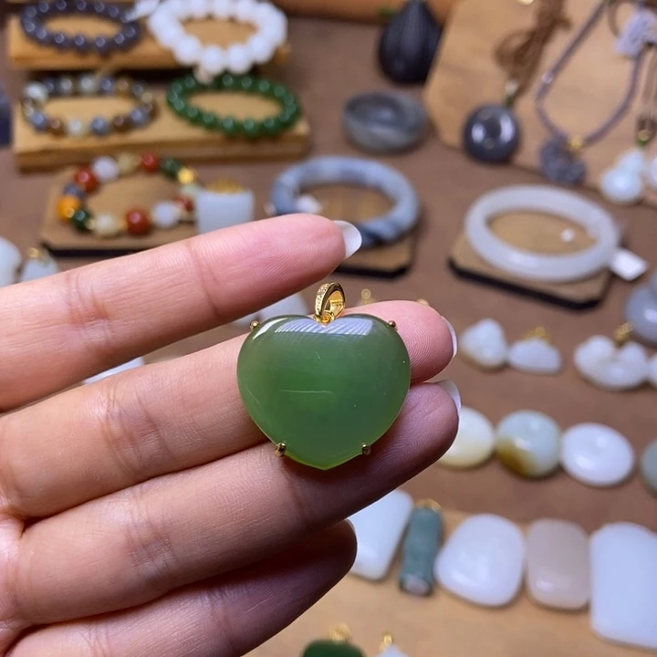 和田玉18K金镶嵌吊坠(不含链)和田玉碧玉苹果绿爱心吊坠