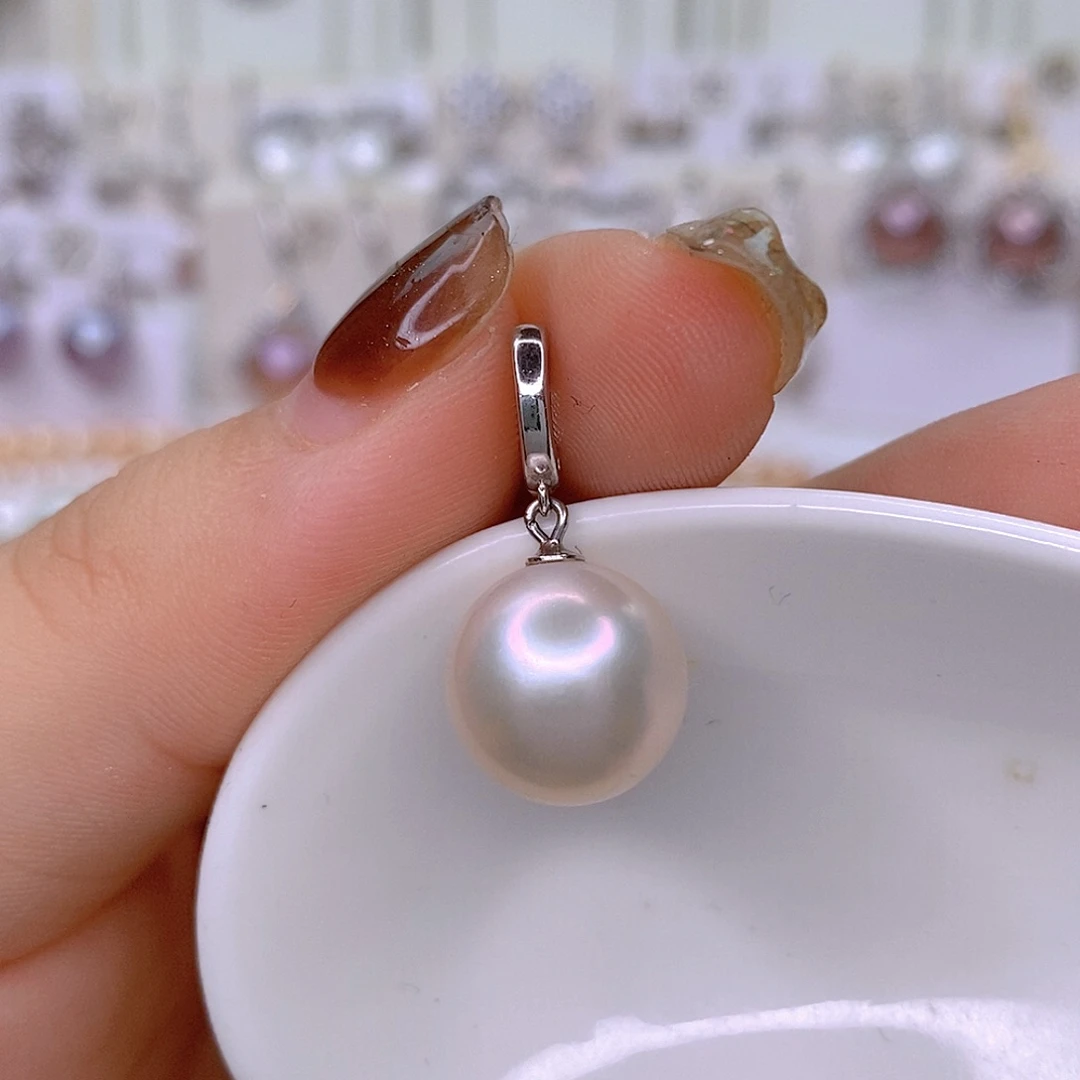 颈饰18K金镶嵌淡水珍珠