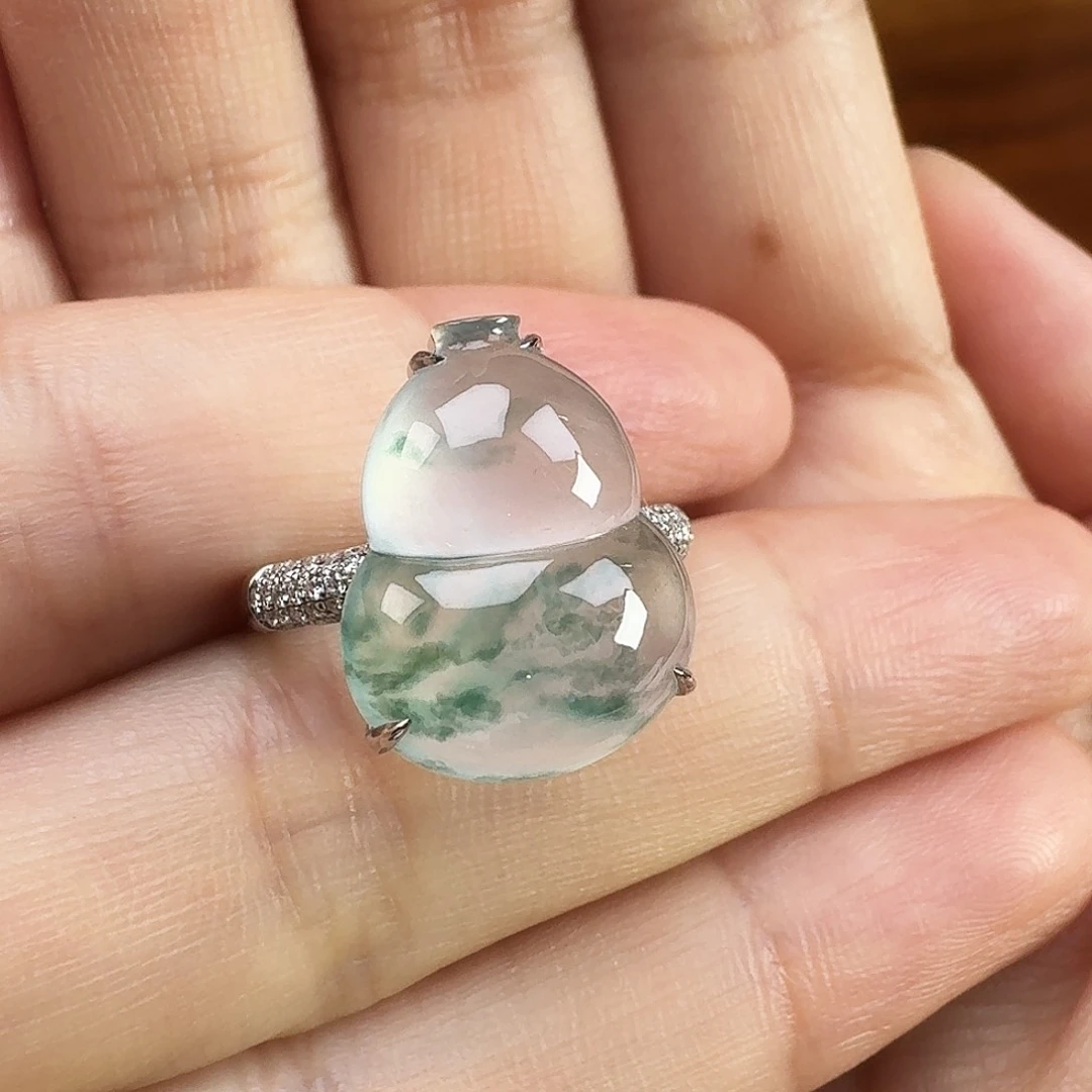 翡翠18K金镶嵌颈饰葫芦