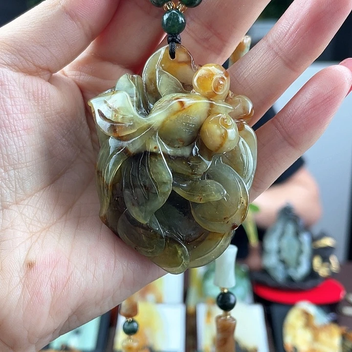 蛇纹石玉未镶嵌颈饰